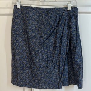 GAP skirt size 6 EUC - lightweight and slight draping in front